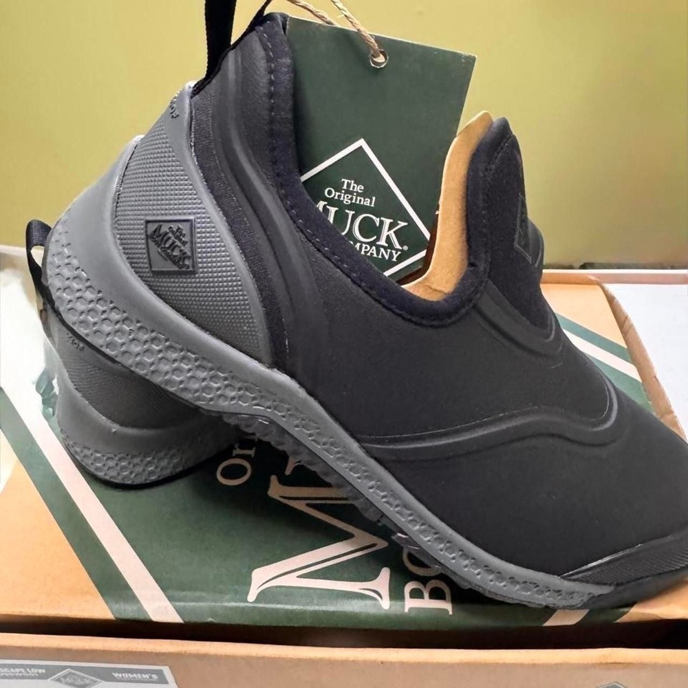 Muck boot Outscape Low Women's 10 Men size 8.5